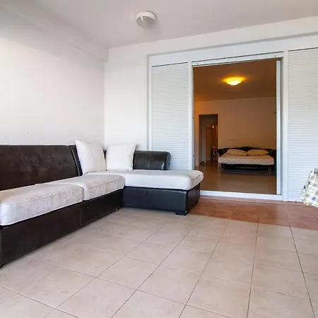 Apartments Maestral * נאום