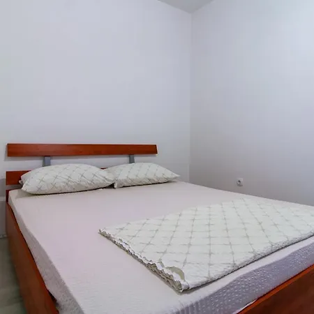 Apartments Maestral נאום