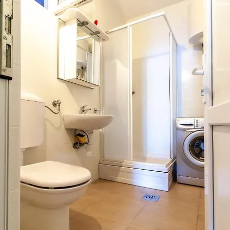 Apartments Maestral * נאום