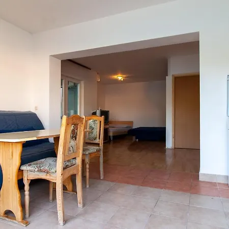Apartments Maestral דירה