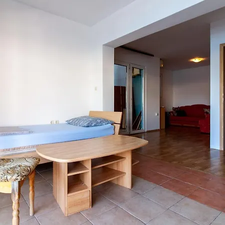 Apartments Maestral *